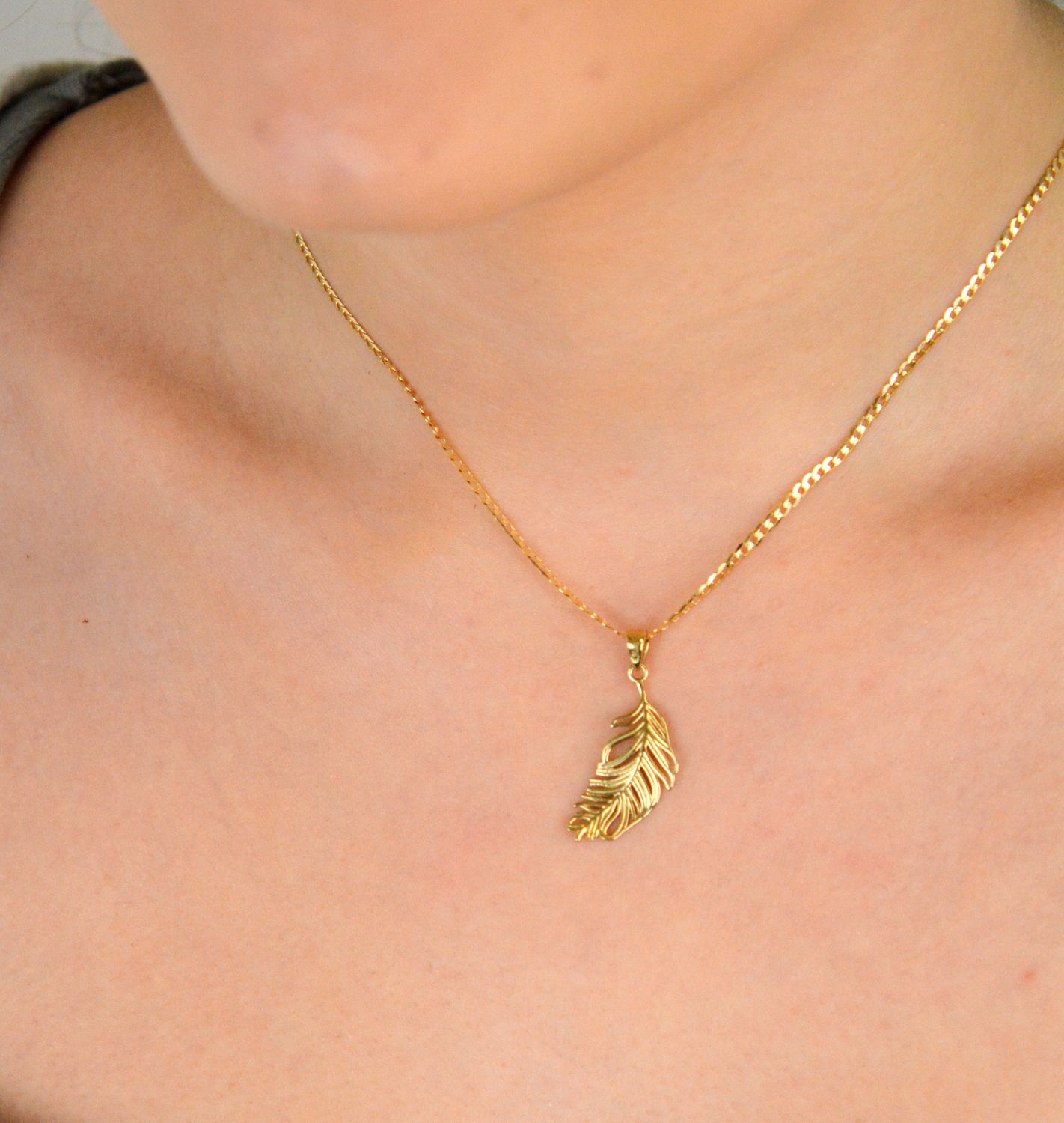 Złota zawieszka pióro z dodatkiem białego złota próba 333, ZA 4375. Ta elegancka zawieszka w kształcie pióra symbolizuje lekkość, wolność i elegancję. 1.jpg